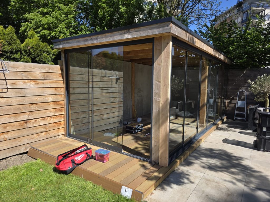 Hier zijn enkele belangrijke punten over glazen schuifwanden: Functionaliteit: Bieden bescherming tegen wind en regen Kunnen volledig geopend worden voor een open gevoel Zorgen voor een naadloze overgang tussen binnen en buiten Voordelen: Laten veel natuurlijk licht door Bieden een onbelemmerd uitzicht op de omgeving Verlengen het gebruiksseizoen van uw buitenruimte Materiaal en ontwerp: Gemaakt van gehard veiligheidsglas Verkrijgbaar in verschillende diktes en afwerkingen Kunnen worden uitgevoerd met of zonder frame Flexibiliteit: Schuiven soepel open en dicht Kunnen worden gestapeld aan één zijde wanneer volledig geopend Sommige systemen bieden ook draai-kiep opties Onderhoud: Eenvoudig schoon te maken Duurzaam en weerbestendig Toepassingen: Ideaal voor veranda's, balkons, en terrassen Geschikt voor zowel residentiële als commerciële ruimtes Glazen schuifwanden kunnen een waardevolle toevoeging zijn aan uw overkapping, waardoor u optimaal kunt genieten van uw buitenruimte in verschillende weersomstandigheden. Heeft u specifieke vragen over de installatie, prijzen of beschikbare opties voor glazen schuifwanden hoensbroek en maastricht bij uw overkapping?